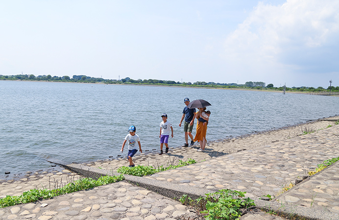渡良瀬遊水地の水辺を散策。親子で水上スポーツに挑戦する日も近いかも