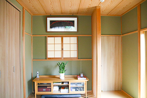 和室は経国さんの部屋兼客間。ここにも日本画が飾られている