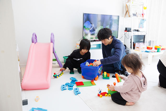 キッチンからもリビングで遊ぶ子どもたちに目が届くような間取りを採用