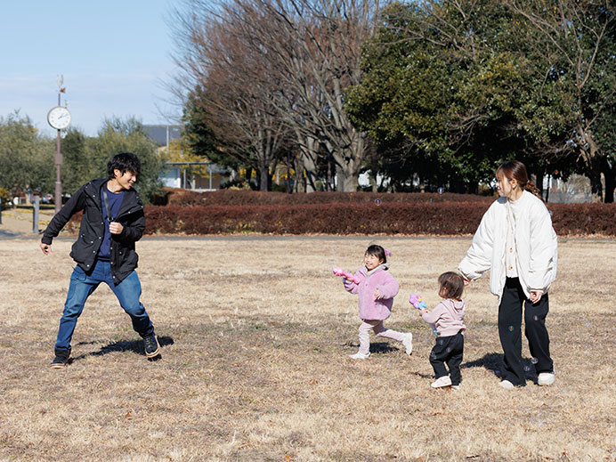 板倉ニュータウン内に点在している広々とした公園は、家族それぞれが思い思いに過ごせる