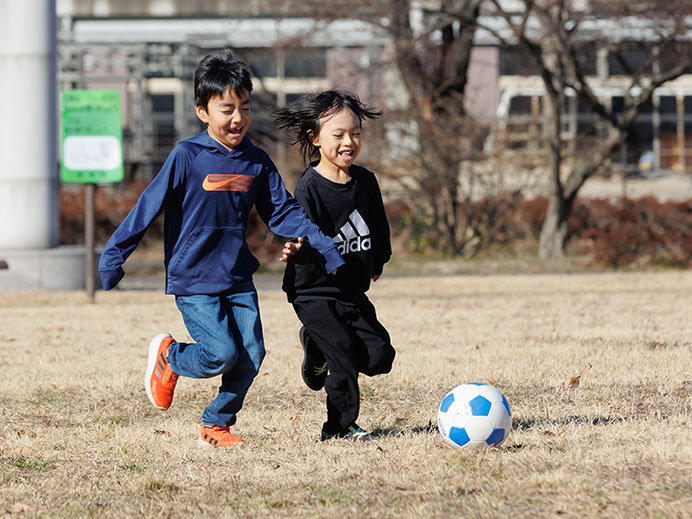近所のお友達とサッカーを楽しむ長男。思い切り走り回れる公園は学校帰りによく集まる場所