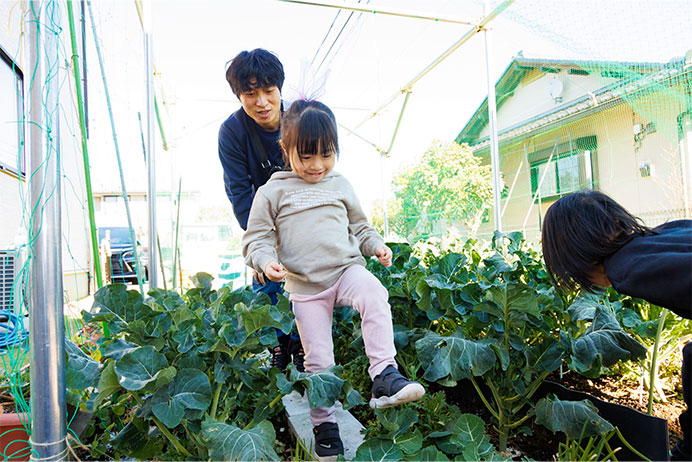 子どもたちと一緒に野菜の成長を見守る家庭菜園
