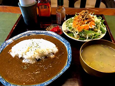 ランチセットは1400円。スパイスを炒った香ばしさと豚肉が溶けるまで煮込んだコクが評判のポークカレー